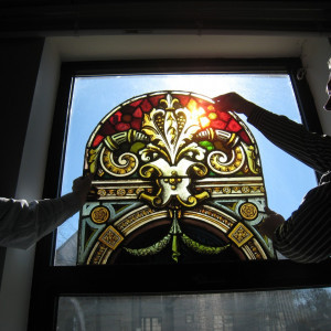 現在の技術では再現できない、18世紀イギリスのステンドグラスを丁寧に窓に設定する作業|京都セントアンドリュース教会の写真(1340899)