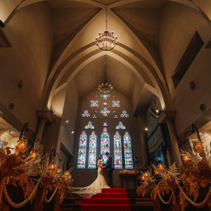 宝石が溶かし込まれたステンドグラスに陽光が射し込み、堂内を優しく照らす。|京都セントアンドリュース教会の写真(22801969)
