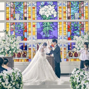 本格ステンドグラスの前で永遠の愛の誓いを|迎賓館シェーナ～PARTIR KYOTO～の写真(31870100)