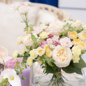 メインテーブルのお花はお2人を彩る大切なポイント|迎賓館シェーナ～PARTIR KYOTO～の写真(32942317)