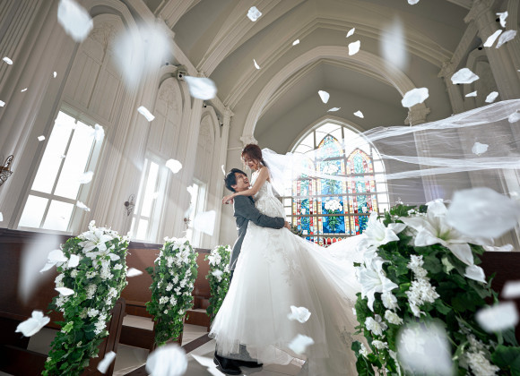 the『結婚式』を挙げたい花嫁様へ」｜チャペルは天井が高く，壁