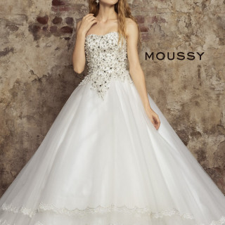 幅広い年齢からの人気の【MOUSSY】のドレス。ビジューの装飾がついたデザイン性の高いドレスは、チャペルの煌びやかさにとても良く合います。