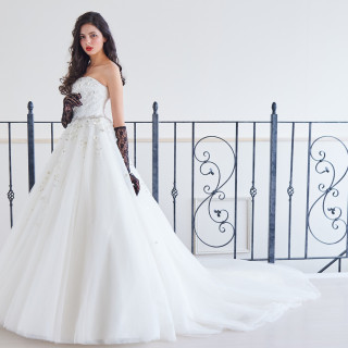 花嫁衣装においてアクセサリーは重要アイテムです。
様々なドレスとコーディネート出来るアクセサリーを、お客様のご要望に沿って取り揃えています。