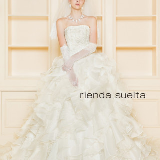 【rienda suelta】 大人気ブランドの中の一着。オーガンジーが何層にも重ねられたドレスは、上品さや主役感を表現するにぴったり。