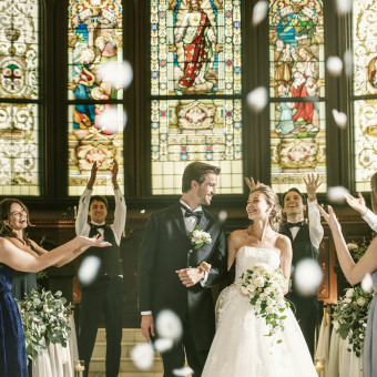 ベルギーの修道院より受け継いだ、ステンドグラスで本物の結婚式を実現。