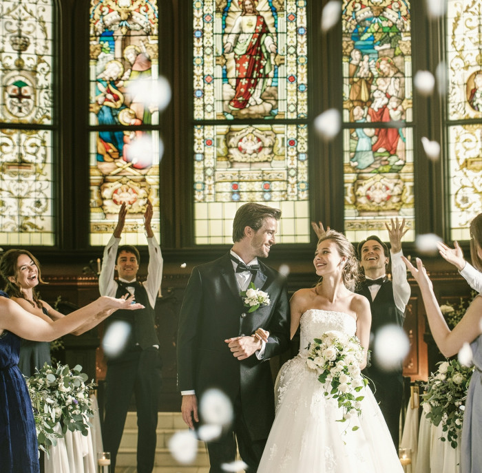ベルギーの修道院より受け継いだステンドグラスで本物の結婚式を叶えよう。