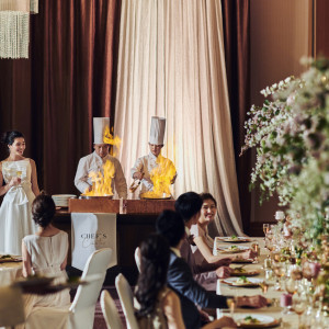 目の前で繰り広げられるダイナミックな調理シーンは、ゲストから驚きの歓声があがる迫力満点の演出。|The New Hotel Kumamoto（ ザ・ニュー ホテル 熊本）の写真(21006082)