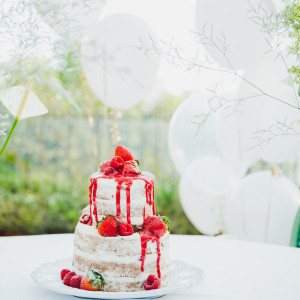 お二人の想いの詰まったオリジナルケーキをゲストの方にも幸せのおすそ分け。|ヴィラ・デ・マリアージュ 太田の写真(24971361)