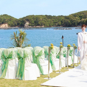 海に向かって行なう挙式は空と海と芝生が自然一体となったガーデンウエディング 【ガーデンチャペル】|グランドエクシブ鳥羽の写真(604011)