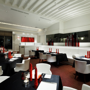 【イタリア料理 アラゴスタ】白亜の神殿を思わせる開放的な空間と「赤」と「黒」を用いたモダンスタイルが融合したイタリアンレストランです。|グランドエクシブ鳥羽の写真(2418766)