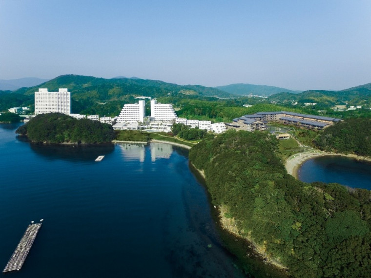 空と海の碧に染まる、優雅な休日。