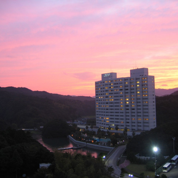 夕暮れや明け方など、空の状況ででホテルの様子が変化します。|グランドエクシブ鳥羽の写真(362353)