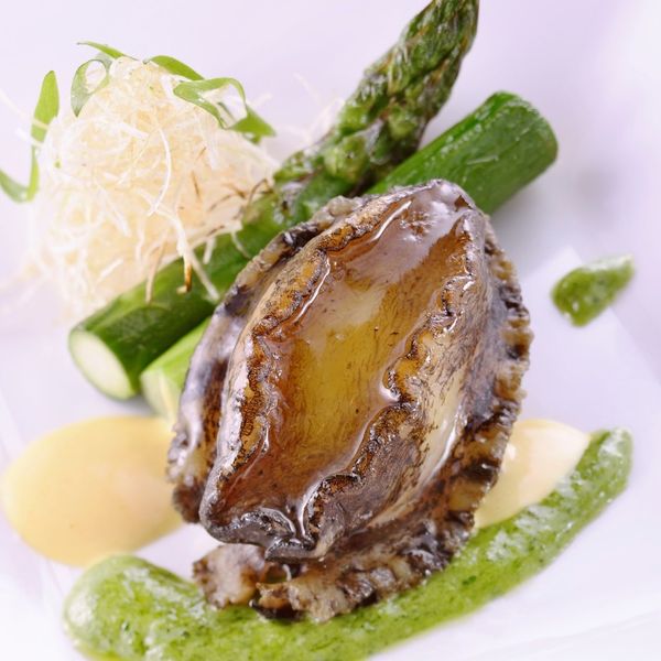 【洋食】時期は限られますが、やはり高級食材の代名詞「鮑」。豪快にステーキでお召し上がりください。※時期により提供できない場合がございます。|グランドエクシブ鳥羽の写真(229263)