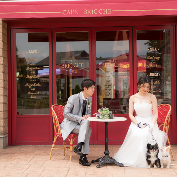 フランスを模した街並みの中愛犬と一緒に非日常的な空間での写真撮影