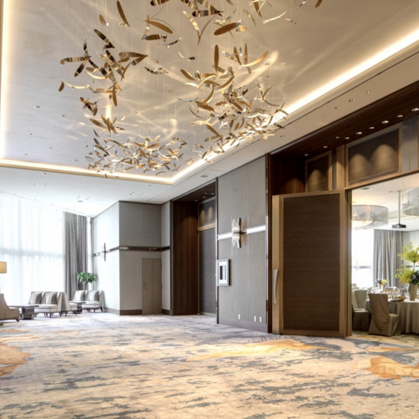 グランドバンケット『富士』ホワイエ。上質な空間でゲストをお迎えいたします。|ハイランドリゾート ホテル&スパの写真(1544621)