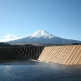 屋上にある天空の露天風呂から眺める富士山