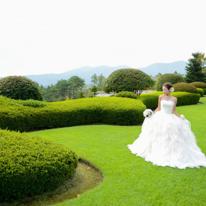 緑の芝生にウエディングドレスが映えるガーデンで撮影！|エクシブ山中湖の写真(6399619)