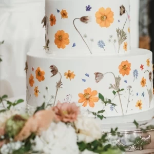 フラワーコーディネーターとパティシエが協力して作りあげた「押し花ケーキ」|エクシブ山中湖の写真(45087719)