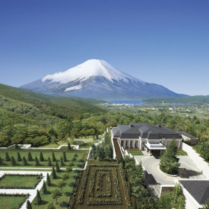 本館からみる富士山と挙式会場のサンクチュアリ・ヴィラ|エクシブ山中湖の写真(8309882)