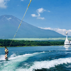 【夏：山中湖で楽しむマリンスポーツ】マリンと言っても海ではありませんが海特有のベタ付きがなく清涼な湖でバナナボート・ウェイクボード・サップ等が楽しめます|エクシブ山中湖の写真(53793212)