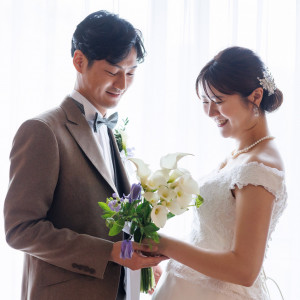 自然光が入る新郎新婦様専用お仕度部屋『ブライズルーム』での1枚|エクシブ山中湖の写真(53476631)