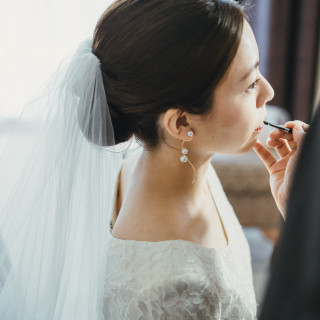 お仕度の仕上げシーン