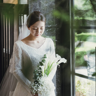 新婦様の優しい雰囲気が伝わる窓際ショット