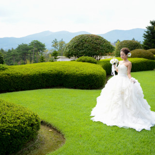 グリーンの芝生は新婦様のウェディングドレスがとっても映えます