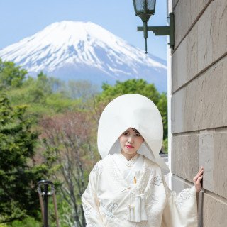 白無垢×雪の積もった富士山