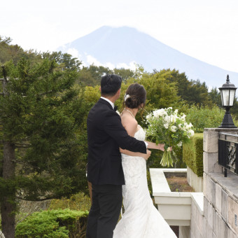 山梨の大自然と富士山を眺めるお二人