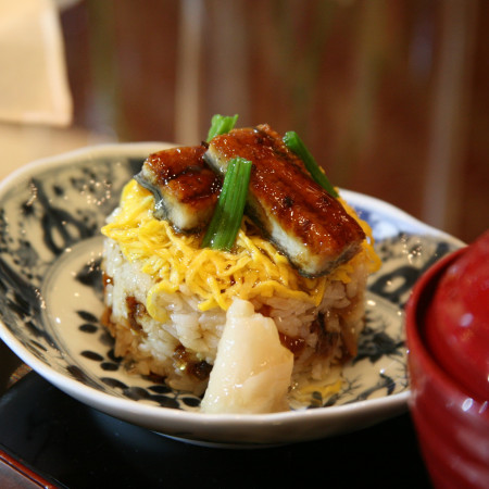 料理長特製の【鰻の蒸し寿し】