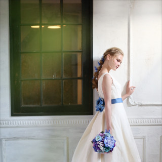 オリジナルウェディングドレス「AOBANA」サムシングブルーの花が祝福する唯一無二のドレスが、ふたりの一日をより一層特別なものに。