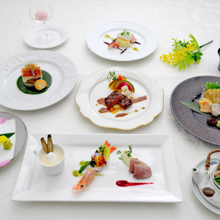 西洋料理と日本料理の美と技で創り上げた、華やかさと情熱が交差する、特別な1日を演出します。