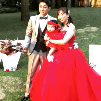 お母さんと一緒の真っ赤なドレスのお子様。スポットライトを浴びて可愛さが溢れてます。