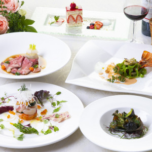 お料理に最適なワインをソムリエに相談し美酒に彩られた食事を