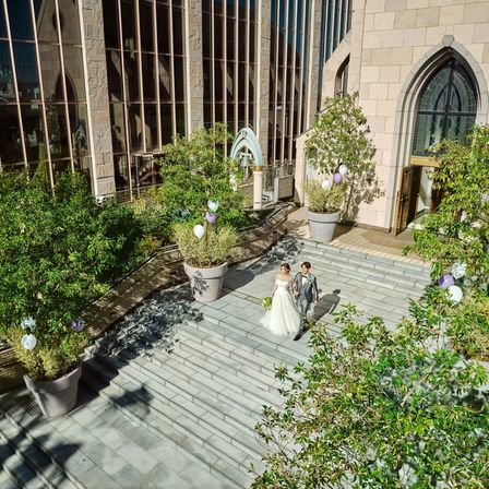 【Garden】チャペル前の広々とした階段は演出に最適|ベルクラシック大阪の写真(48917169)