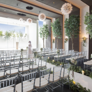 やわらかな光と緑に包まれたチャペルは、ふたりの新しい人生の始まりを象徴する特別な空間。装飾はシンプルでありながら上品。ふたりの物語が主役となるよう計算されたデザインです。|ザ・マーキーズ ホテル&ウエディングの写真(54532135)