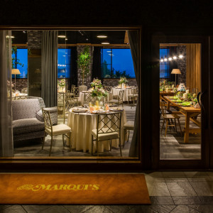 夜の街並みに包まれながら、あたたかな照明とキャンドルの灯が揺らめくひとときは、まるで大人の隠れ家。
落ち着いたトーンのインテリアに季節の花々が映えます。|ザ・マーキーズ ホテル&ウエディングの写真(54546088)