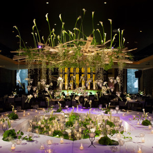 昼はやわらかな光に包まれ、夜はドラマチックな演出が映えると評判です。シンプルな中にも洗練されたセンスが光り、どんなテーマにも調和します。ゲストが思わず息をのむ美しさです!|ザ・マーキーズ ホテル&ウエディングの写真(54531779)