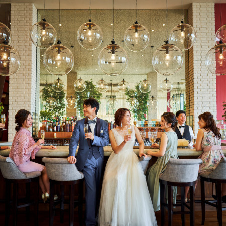 幸せな一日の締めくくり。お洒落なバーカウンターで、大切な仲間と語り合う優雅なひととき。