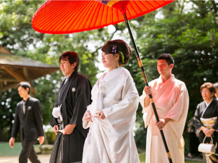 諏訪神社の御霊が祀られた、由緒ある本格神殿