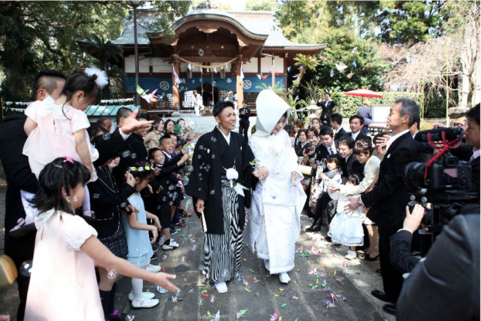 挙式後は神社を背景に集合写真や折鶴シャワーなどで楽しめる。