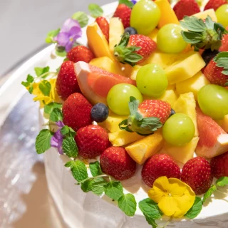 フルーツいっぱいのウェディングケーキ！ファーストバイトも盛り上がりました♪