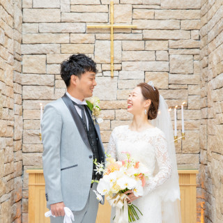 2022年11月20日挙式のN様ご夫妻。挙式前の和やかな時間は自然な笑顔があふれます