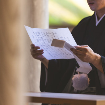 言葉に込める、誓いと感謝のこころ。
― 静寂に響く、神前での祝詞奏上 ―