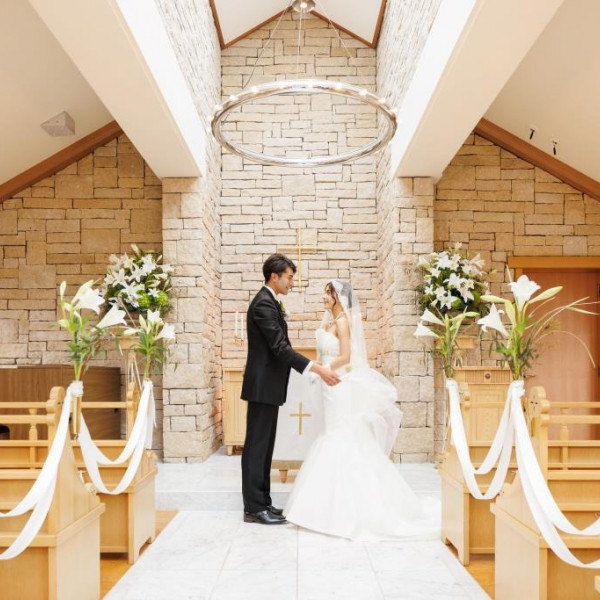 冬でも光に包まれる本物のチャペルで  ガラス張りの明るいチャペル内は温かな雰囲気の撮影が叶います