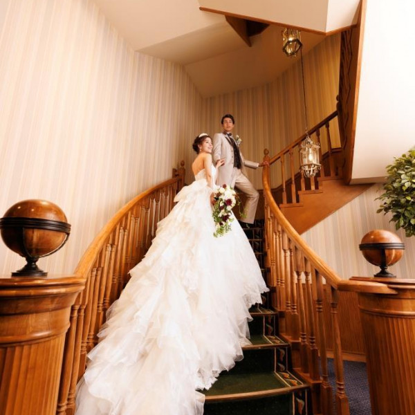 館内の階段はドレスのトレーンや立体感を美しく残せる注目の撮影スポット