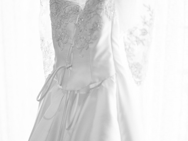 ブライダルサロンにて、提携衣裳店のおすすめドレスを展示