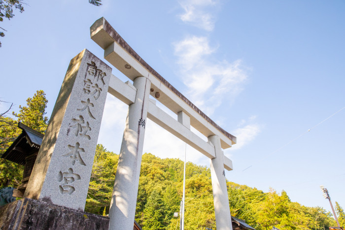 悠久の歴史が息づく、諏訪大社の荘厳な鳥居
—自然と神話が織りなす神聖な空間へ—
