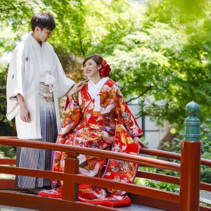 緑を背景に太鼓橋の前でポーズ|Royal Garden Palace 八王子日本閣の写真(896227)